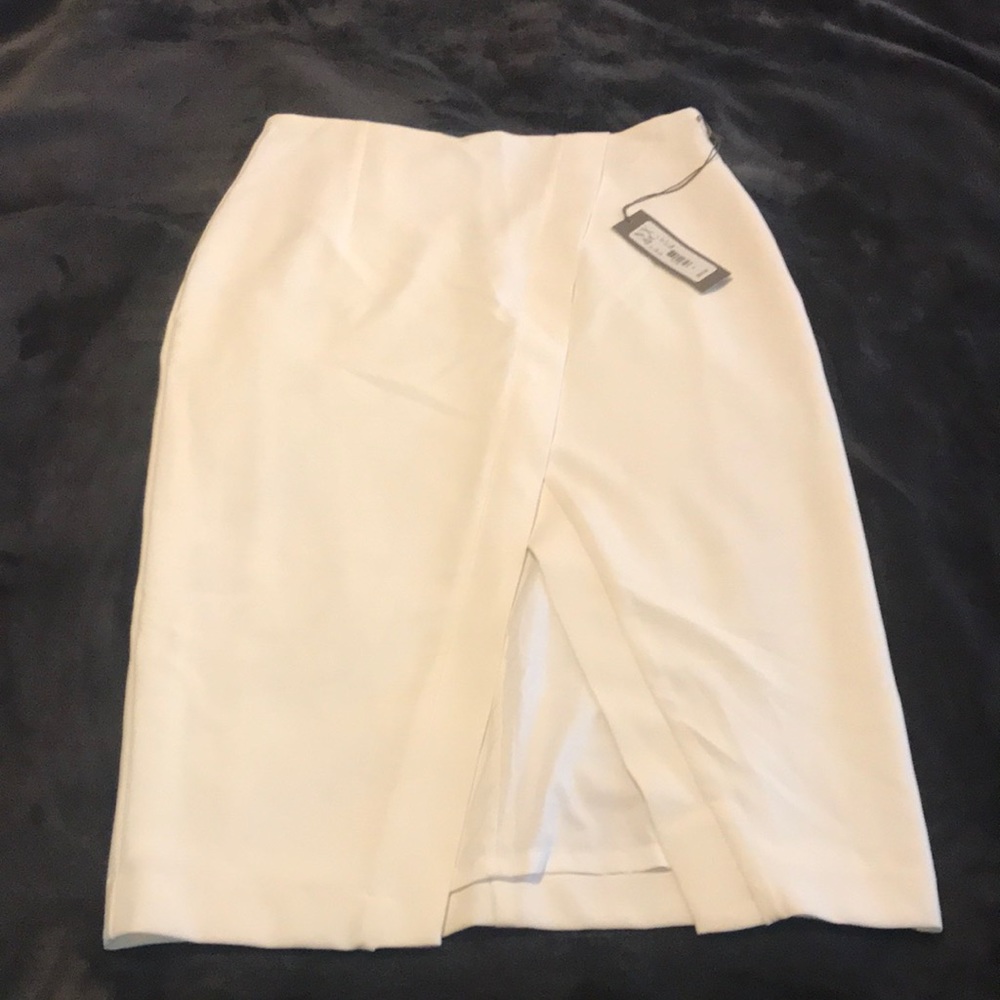 This Eva Mendes mid split skirt is perfect for your wardrobe!
